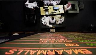 متعاملون في سوق دبي المالي.. أرشيف