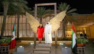 سيف سعيد غباش وفرانسيسكا منديز إسكوبار أمام منحوتة 