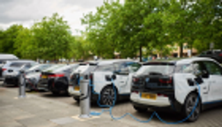 بريطانيا تعزز تمويل السيارات منخفضة الانبعاثات