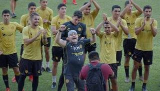 مارادونا في التدريب الأول مع فريقه الجديد