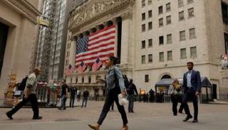 مشاة خارج بورصة نيويورك - الصورة من رويترز