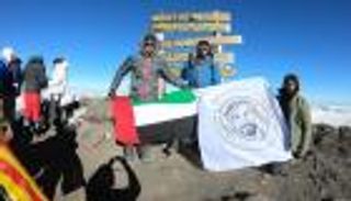 شرطة أبوظبي ترفع علم الإمارات وشعار عام زايد على قمة "كليمنجارو" 