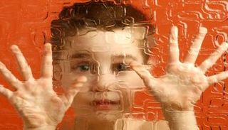 غالبا ما يكون الطفل المصاب بالتوحد غير مندمج مع من حوله