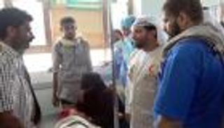 قذيفة حوثية تصيب أسرة يمنية.. والهلال الأحمر الإماراتي يغيثها