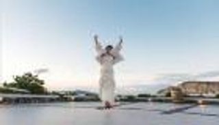 فرنسية تقيم حفل زفافها دون عريس