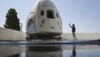 "سبيس إكس" تستعد لإطلاق أول رحلة سياحية حول القمر