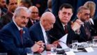 لوموند: الفوضى والصراع الإيطالي الفرنسي يعرقلان التسوية الليبية