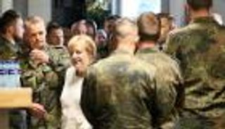 ميركل تندد بـ"حرب هجينة" تشنها روسيا ضد الجنود الألمان في ليتوانيا