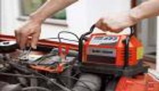 خطوات بسيطة لشحن بطارية سيارتك بطريقة صحيحة