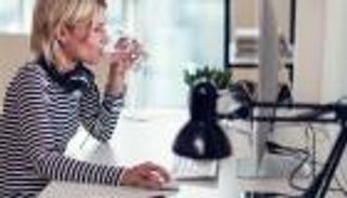 كيميائي لـ"العين الإخبارية": تناول المشروبات أمام الكمبيوتر آمن تماما