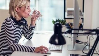 الأشعة الصادرة عن الكمبيوتر لا تؤثر على الماء