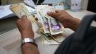 إيران تختنق.. تجار العملة يبحثون عن الدولارت المهربة عبر الحدود