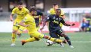 دوجلاس كوستا يثير غضب الجماهير بتصرف غير أخلاقي