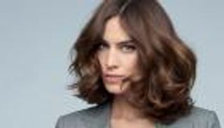 مذيعة تقدم أول تصميماتها في عالم الأزياء بأسبوع لندن للموضة