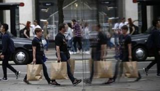 إنفاق المستهلكين في بريطانيا يرتفع