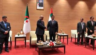 لقاء وزير الخارجية الجزائري مع وزير الاقتصاد الإماراتي 