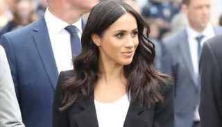 ميجان ماركل زوجة الأمير هاري ترتدي بدلة رسمية