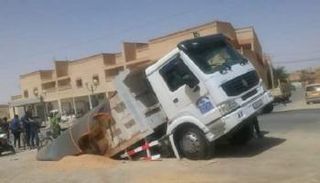 الشاحنة في الحفرة