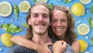 بالصور.. زوجان يعيشان في بالي لا يتناولان سوى الفاكهة منذ 3 سنوات