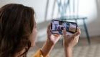 ناشطات ينتقدن أبل لعدم ملائمة حجم آيفون الجديد لأيادي النساء