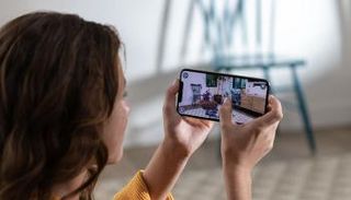 النساء ينتقدن أحجام آيفون الحديثة