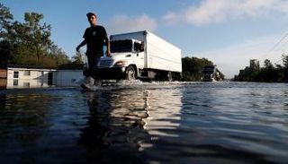 سيول جارفة تهدد ولايتي نورث وساوث كارولانيا بجنوب شرق أمريكا