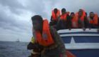 حرس السواحل الليبي ينقذ 57 مهاجرا غير شرعي 