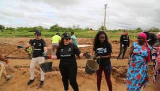 متطوعون من الإمارات يساعدون في بناء مدرسة بالسنغال