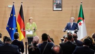 ميركل ورئيس الوزراء الجزائري خلال المؤتمر الصحفي