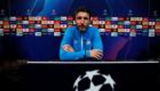 مدرب أيندهوفن لا يمانع قتال لاعبيه على قميص ميسي بشرط واحد