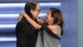 يفوز بجائزة إيمي فيطلب يد صديقته للزواج على المسرح