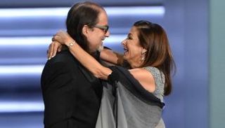 غلين وايس يتقدم للزواج من جان سفيندسن على مسرح الإيمي