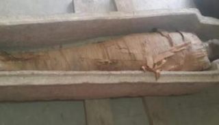 المومياء داخل التابوت الحجري المكتشف 