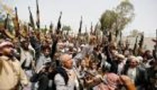 قصف مدفعي حوثي يدمر متجرا غذائيا جنوبي الحديدة