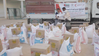 الهلال الأحمر الإماراتي يوزع مساعدات غذائية - أرشيفية
