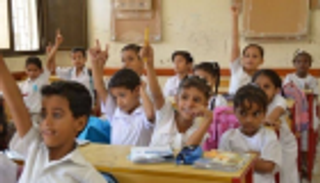 حمدان بن زايد يوجه بتوفير الزي المدرسي لـ70 ألف طالب يمني