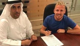 جوجاك خلال التوقيع لكلباء