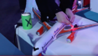 طالبتان تكافحان حرائق الطائرات بطريقة مبتكرة