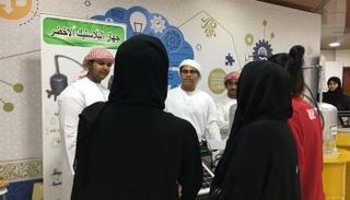 الطلاب يشرحون فكرة جهاز البلاستيك الأخضر