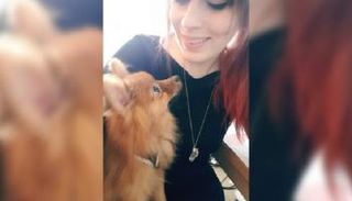 الفتاة البريطانية في صورة قديمة مع كلبتها 