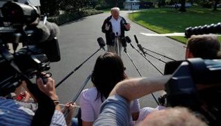 ترامب يتفقد نورث كارولاينا مع استمرار ارتفاع مياه الأنهار