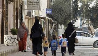 طلاب فلسطينيون بعد اليوم الدراسي في مخيم البقعة بالأردن 