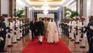 محمد بن زايد ورئيس وزراء باكستان يبحثان علاقات التعاون الثنائية