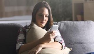 التواصل الاجتماعي ساهم في تراجع معدلات سعادة الفتيات