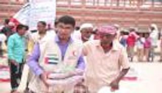 الهلال الأحمر الإماراتي يوزع مساعدات غذائية في معيان بحضرموت