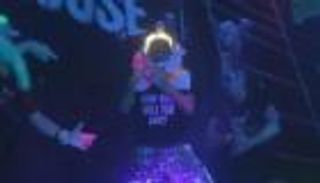 حفل موسيقي في أعمق حمام سباحة بالعالم