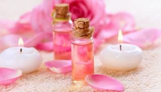 فوائد ماء الورد للبشرة الدهنية متعددة