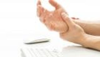 أسباب تنميل اليدين وكيفية علاجه بالرياضة والزيوت والأعشاب