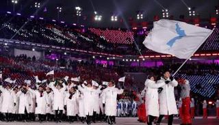 لاعبون رياضيون من الكوريتين يسيرون معا خلال الأولمبياد الشتوي