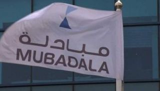 علم يحمل شعار شركة مبادلة للاستثمار